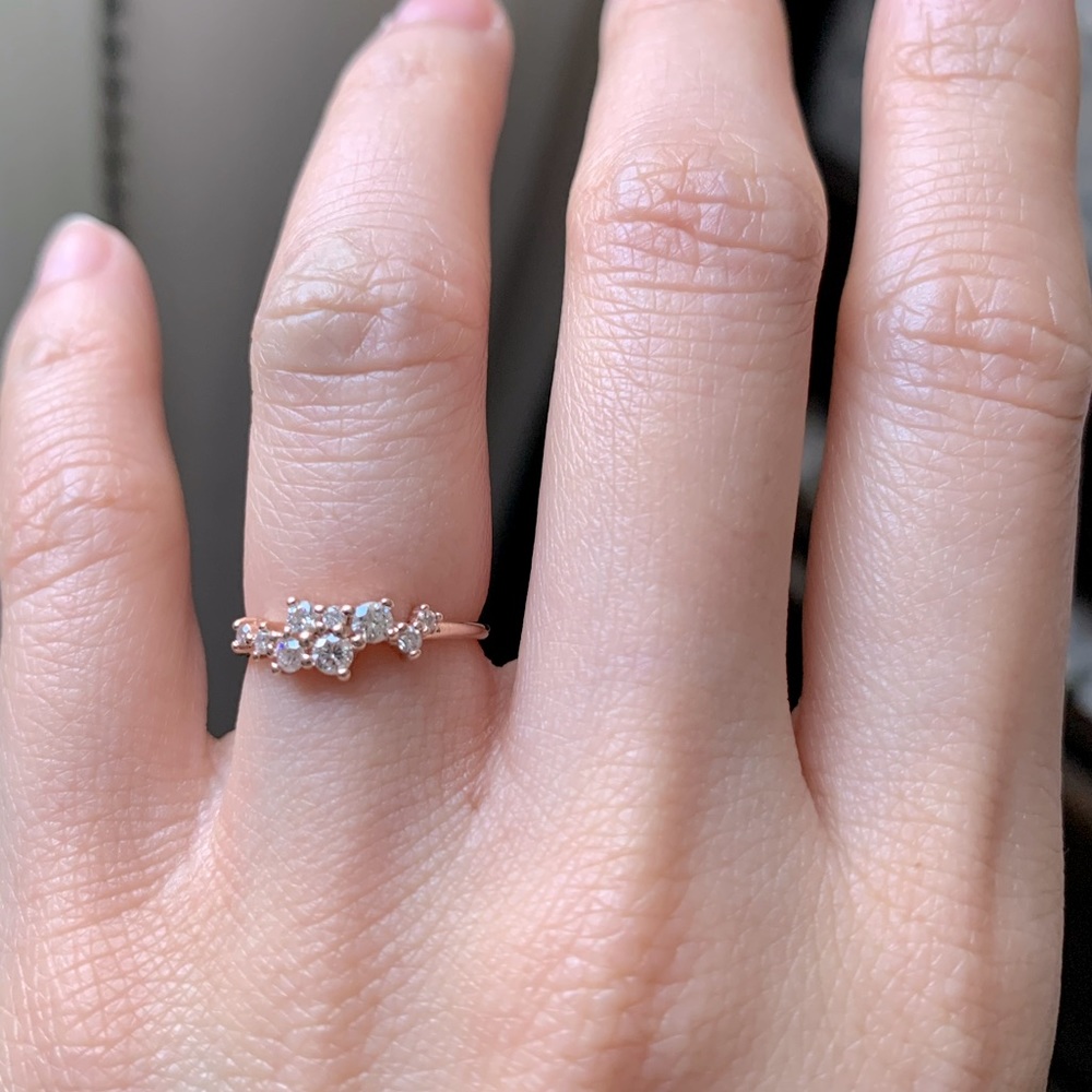 Cluster diamonds women’s ring.